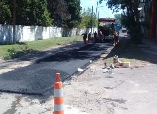 Continúa el avance del asfalto en la calle Pirovano
