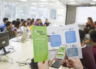 Aula de programa «Orientá tu futuro» en la plaza 12 de Octubre