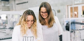 Becas para estudiantes mujeres con vocación por la ingeniería e interés en la industria de la aviación.