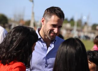 Achával: «Cambiemos prometió pobreza cero y se va dejando una Argentina de tristeza y hambre» Federico Achaval con niños