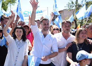 Achával: «Cerramos como empezamos y cómo vamos a seguir: del lado de la gente» El cierre de campaña de Federico Achaval fue una caminata por el barrio Monterrey de Derqui