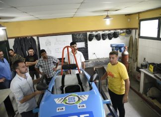 Achával: «Queremos un gobierno que no frustre los sueños de los jóvenes» Alumnos de la Escuela técnica 2 con Achával
