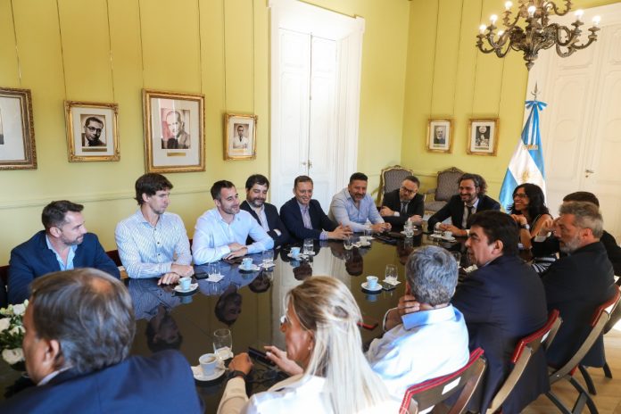 cuidar el bolsillo de la gente Se reunieron el jefe de gabinete, Santiago Cafiero, con intendentes del conurbano con el objetivo de cuidar el bolsillo de la gente