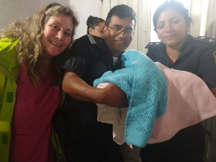 Poliparteros en lagomarsino Dos oficiales poliparteros ayudan a una mama en apuros en Lagomarsino