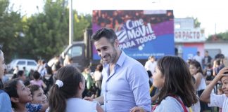 Achával lanzó el Cine Móvil para Todos, una nueva propuesta que llena de vida las plazas.