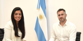 Achával junto a la titular del PAMI, Luana Volnovich, firmaron un convenio para trabajar por los jubilados.