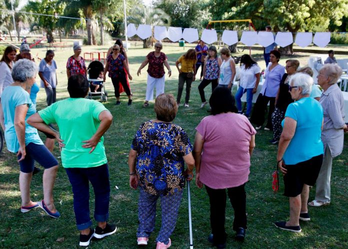 Los adultos mayores siguen disfrutando de las Plazas Saludables. Los adultos mayores siguen disfrutando de las Plazas Saludables.
