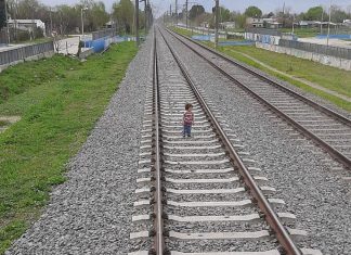Niño apareció en las vías del tren y el motorman consiguió frenar a tiempo niño