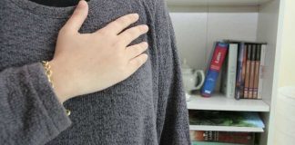 La OMS desaconsejó el saludo de codo saludo corazon no codo