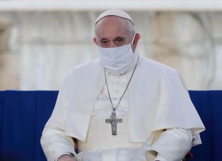 El Papa Francisco se vacunó contra el coronavirus papa barbijo vaticano