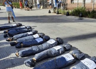 Repudio ante la instalación con bolsas mortuorias realizada por la oposición bolsas mortuorias