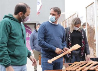 Laurent junto a los jóvenes de los talleres de Envión talleres de Envión