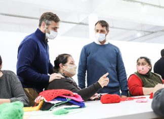 Laurent con Achával y Zabaleta en una recorrida por la cooperativa Nueva Avan Nueva Avan
