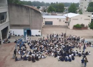 Una estudiante fue discriminada en el colegio y sus compañeros y compañeras realizaron una protesta protesta