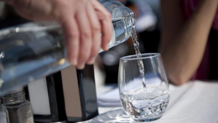 agua sea gratis en los restaurantes