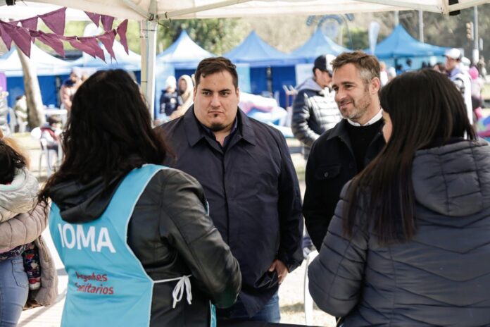 Achával y Fidanza acompañaron a los vecinos de Derqui que se acercaron al programa Organizar Comunidad Achával y Fidanza acompañaron a los vecinos de Derqui que se acercaron al programa Organizar Comunidad
