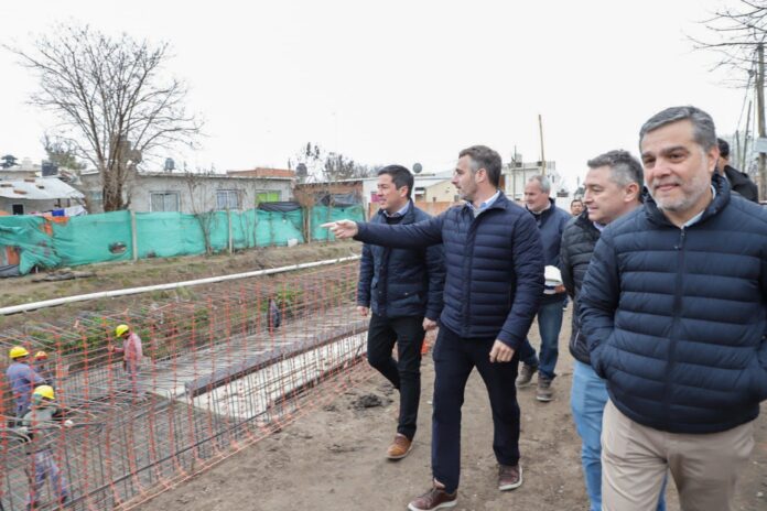 Achával y Nardini recorrieron la obra del entubamiento del Agustoni Achával y Nardini recorrieron la obra del entubamiento del Agustoni