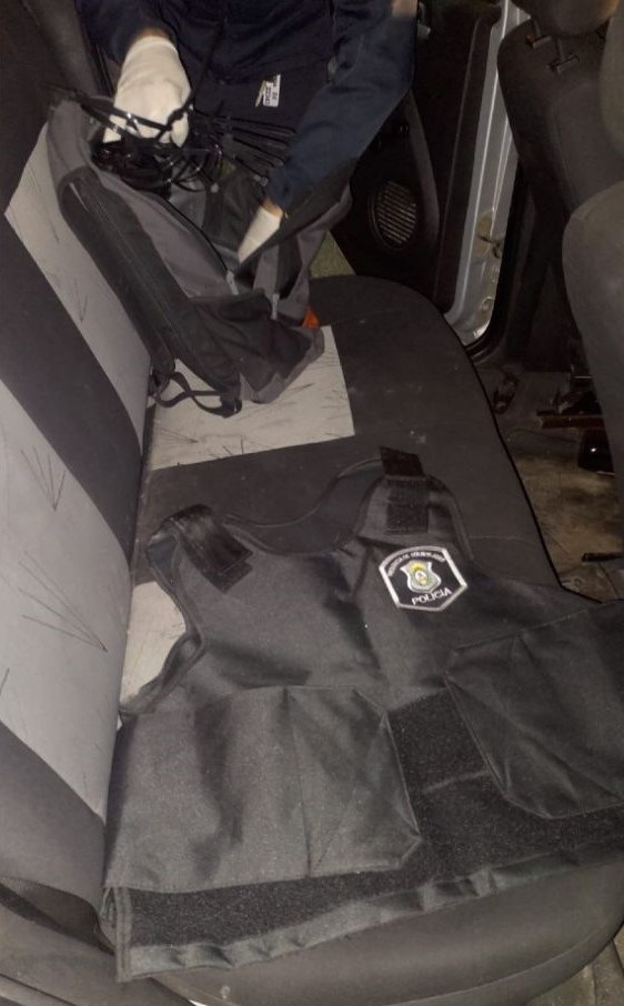 FacrzUGUIAA0XAT Detienen a tres delincuentes que portaban equipamiento de la policía bonaerense