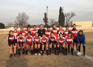 Gauchitos se consagró campeón de la primera Liga Municipal de Fútbol Femenino Gauchitos Pilarica lo hizo de nuevo. El conjunto de Pilar se coronó campeón de la primera edición de la Liga Municipal de Fútbol Femenino, uno de los certámenes organizados por la Comuna a través de la dirección de Deportes. La escuadra dirigida por Roque y Magalí Benítez, integrada por mayoría de niñas y jóvenes formadas en la Escuela Municipal de Fútbol Femenino, confirmó todos los pronósticos previos y se consagró como el mejor de Pilar tras una campaña de altísima efectividad. Es que a lo largo del certamen, Gauchitos consiguió 11 victorias, sumó un par de empates y solo sufrió una derrota. Ese andar le permitió cosechar 35 puntos y dar la vuelta olímpica. En la última fecha del certamen, disputada en la cancha de Monterrey en Presidente Derqui, Gauchitos dio cuenta del conjunto dueño de casa por 1 a 0 y liquidó un torneo que lo tuvo como máximo protagonista desde la jornada inicial. “Fue una linda liga, nos divertimos mucho durante todo el torneo y jugamos al futbol que es lo que nos gusta. Además, de eso tuvimos la suerte de salir campeonas”, indicó la capitana de Gauchitos, Celina Allindo. “En la segunda rueda los partidos se hicieron más cerrados, de igual a igual y cada partido es un desafío. El futbol femenino sigue creciendo y esperamos que todas las chicas que quieren jugar se puedan sumar”, agregó la arquera. En el mismo sentido, Mariana Toribio remarcó que “fue un torneo muy lindo, se presentaron muchos equipos y eso está bueno para que el fútbol femenino de Pilar siga creciendo”. El conjunto campeón estuvo integrado por Valentina Alterine, Agustina Rabago, Isabela Sánchez, Damaris Bernarde, Stefanía Aboyo, Angelina Benítez, Tiara Caretta, Carla Suárez, Celina Allindo, Morena Páez, Rocío Rodríguez, Magalí Ávalos, Yesica Escobar, Mariana Toribio, Olivia Décima, Jennifer Reyes, Wanda Ochoa, Noelia Escobar, Jennifer Vera y Alexandra Cardozo. La última jornada de acción del campeonato también tuvo la ajustada victoria de Katanes FC sobre Los Tilos por 1 a 0. De esta forma, las pilarenses finalizaron en la segunda posición y se adueñaron del subcampeonato con 29 unidades. El tercer lugar del torneo fue para el buen conjunto de Ferroviario de Derqui, mientras que en el cuarto lugar finalizó Deportivo Manzone con 20 puntos. En la fecha de cierre, Manzone liquidó a El Bosque por 7 a 0.