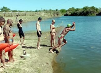 Los alumnos de la Escuela Municipal de Guardavidas y su primera vez en aguas abiertas Escuela Municipal de Guardavidas, salida Puerto Pilar 1