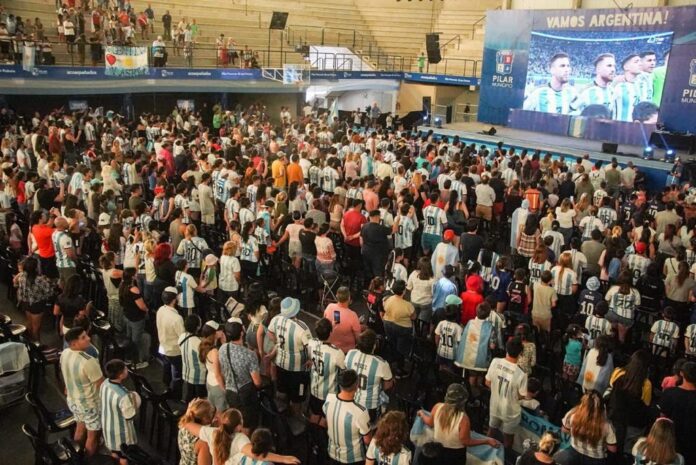 Los vecinos festejaron en el Microestadio el pase a la final de la Selección