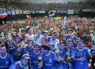 Trillo: “Estamos contentos pero no conformes y con muchos sueños más por cumplir” El 2022 fue el primer año en el que la gestión municipal de Pilar caminó por carriles de normalidad, luego de las primeras dos temporadas en las que la pandemia por Covid-19 trastocó todos los planes. Y finalizado ese año, el director de Deportes municipal, Fernando Trillo, trazó un balance más que positivo del año. Destacó la continuidad de numerosos proyectos, remarcó la construcción de los nuevos Clubes Municipales con un enfoque social y comunitario y además catalogó de histórico el acompañamiento a clubes y ligas. “Fue un balance positivo porque la pandemia nos ha castigado durante dos años y monedas y poder empezar a trabajar y articular con las instituciones y el pueblo y así llevar adelante una gestión para nosotros es muy positivo”, consideró Trillo. El funcionario no dudó en resaltar que “estamos muy contentos con el balance en general”. “Nos falta un montón pero estamos muy contentos porque hay una decisión del intendente Federico Achával que el deporte social y el deporte de Pilar tengan un crecimiento y eso se nota. Se anunciaron dos clubes municipales más y este año vamos a contar con siete polideportivos”, argumentó. “En dos años de gestión real sin la pandemia, Pilar ha crecido y eso se nota y estamos muy contentos porque somos parte de la historia que se está cambiando en Pilar. Y nos desafiamos constantemente, este año queremos superarnos, seguir proponiéndole cosas al intendente, seguir aprovechando su apoyo y amor por el deporte y eso nos llena de orgullo. Así que estamos contentos con el avance pero nunca conformes y con muchos sueños más por cumplir”, terminó, desnudando sus ambiciones. En el mismo sentido, Trillo remarcó que “en materia de deportes, estamos muy contentos por la semilla que hemos sembrado”. “Por ejemplo, desde las Ligas Municipales de Fútbol con las que hicimos un cierre en el microestadio con más de 9000 chicos con sus familias, la Liga de Vóley en la que tuvimos 900 chicos en acción, la Liga de Hockey con más de 2500 chicas acompañadas por sus familias en el cierre. Algo similar ocurrió con las Ligas de Básquet Femenino y Handball. A todos los y las participantes pudimos entregar sus medallas y trofeos”, ejemplificó. El director de Deportes hizo un párrafo aparte para mencionar a la Liga Municipal de Fútbol Femenino, en la que por primera vez en la historia de nuestro distrito generó un espacio de competencia y encuentro con equipos de diferentes barrios de nuestro distrito y que se cerró ene l mismísimo estadio “Carlos Barraza”. “En esas ligas garantizamos el recurso más importante como son los árbitros para que ninguna familia tenga que poner plata para que su hijo pueda jugar y ese es uno de los logros que nos pone orgullosos”, añadió. Deporte Social A la hora del balance, Trillo mencionó que otro objetivo concretado fue el de “haber podido sentar una mesa del deporte social, en la que pudimos llevar adelante las distintas problemáticas del sector”. “De ese espacio salieron los seis vestuarios que hicimos en distintos clubes y que vamos a seguir construyendo. Se trata de arreglos en las instituciones deportivas, que nos falta un montón pero teníamos que arrancar”, sumó, satisfecho. En otro orden de cosas, Trillo también destacó también el desarrollo de “los cursos de arbitraje” en los que “les pudimos brindar trabajo a muchos jóvenes y adultos”. “Es una fuente laboral muy importante y hoy no solo se van a trabajar a otros lugares sino que también son parte de la proyección que tenemos con los clubes barriales, que así tienen la garantía de jugar al futbol, vóley o al hockey gracias a las capacitaciones que hicimos nosotros”, precisó el funcionario. “Ellos pueden tener un trabajo, nosotros una liga y hay una comunidad que de a poco se va conformando y uniendo. Es algo que no pasaba, hasta ahora cada uno solo hacía por su institución pero no había esa cercanía”, subrayó Trillo. “Planteamos que a través de una necesidad, la primera herramienta a desarrollar sería el diálogo y a partir de allí empiezan a transformarse las instituciones, a llevarse adelante los proyectos. Siempre decimos que nosotros no venimos a imponer nada sino a acompañar eso que venía sostenido por el espíritu y el amor de cada vecino, dirigente, y creo que vamos por el buen camino”, completó, dejando en claro el rumbo de su trabajo. Más metas cumplidas En su racconto, Trillo también habló sobre la importancia de los cursos de Preventores Deportivos Comunitarios que lleva adelante el área de Deporte Social. “Hay diversos talleres porque creemos vital la capacitación para acompañar el desarrollo de nuestros chicos, chicas y jóvenes”, sintetizó. En los Juegos Bonaerenses, Pilar volvió a tener un rol preponderante. Es que el distrito acogió a más del 60% de las pruebas regionales y en la Final Provincial de Mar del Plata materializó una producción histórica al sumar 42 medallas: 10 de oro, 19 de plata y 13 de bronce. “Fue otro gran año en materia de Bonaerenses. La Etapa Local tuvo una cantidad de inscriptos que nos volvió a colocar en el top 10 de los municipios con mayor número de anotados. En el Regional organizamos más del 60% de las competencias y en Mar del Plata nuestros chicos y chicas se lucieron con 42 medallas, 22 más que el año anterior. Fue una producción brillante”, indicó Trillo. Finalmente, en su resumen, Trillo mencionó como “muy positivos” el trabajo de “nuestras Escuelas Deportivas, que se han multiplicado y potenciado al compás de la apertura de los nuevos Clubes Municipales, y también destacó la organización de numerosas actividades especiales, entre las que se destacaron la Copa Municipalidad de Pilar de Básquet y la carrera “Pilar Corre”.