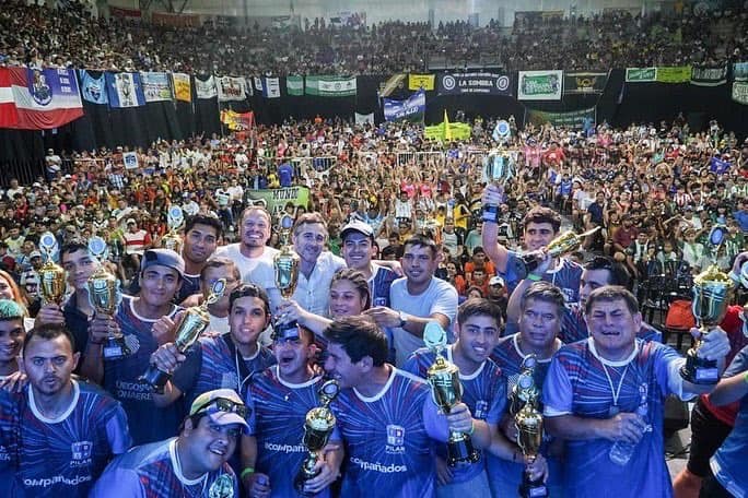 Trillo Cierre de Ligas de Fútbol 2022 jpg El 2022 fue el primer año en el que la gestión municipal de Pilar caminó por carriles de normalidad, luego de las primeras dos temporadas en las que la pandemia por Covid-19 trastocó todos los planes. Y finalizado ese año, el director de Deportes municipal, Fernando Trillo, trazó un balance más que positivo del año. Destacó la continuidad de numerosos proyectos, remarcó la construcción de los nuevos Clubes Municipales con un enfoque social y comunitario y además catalogó de histórico el acompañamiento a clubes y ligas. “Fue un balance positivo porque la pandemia nos ha castigado durante dos años y monedas y poder empezar a trabajar y articular con las instituciones y el pueblo y así llevar adelante una gestión para nosotros es muy positivo”, consideró Trillo. El funcionario no dudó en resaltar que “estamos muy contentos con el balance en general”. “Nos falta un montón pero estamos muy contentos porque hay una decisión del intendente Federico Achával que el deporte social y el deporte de Pilar tengan un crecimiento y eso se nota. Se anunciaron dos clubes municipales más y este año vamos a contar con siete polideportivos”, argumentó. “En dos años de gestión real sin la pandemia, Pilar ha crecido y eso se nota y estamos muy contentos porque somos parte de la historia que se está cambiando en Pilar. Y nos desafiamos constantemente, este año queremos superarnos, seguir proponiéndole cosas al intendente, seguir aprovechando su apoyo y amor por el deporte y eso nos llena de orgullo. Así que estamos contentos con el avance pero nunca conformes y con muchos sueños más por cumplir”, terminó, desnudando sus ambiciones. En el mismo sentido, Trillo remarcó que “en materia de deportes, estamos muy contentos por la semilla que hemos sembrado”. “Por ejemplo, desde las Ligas Municipales de Fútbol con las que hicimos un cierre en el microestadio con más de 9000 chicos con sus familias, la Liga de Vóley en la que tuvimos 900 chicos en acción, la Liga de Hockey con más de 2500 chicas acompañadas por sus familias en el cierre. Algo similar ocurrió con las Ligas de Básquet Femenino y Handball. A todos los y las participantes pudimos entregar sus medallas y trofeos”, ejemplificó. El director de Deportes hizo un párrafo aparte para mencionar a la Liga Municipal de Fútbol Femenino, en la que por primera vez en la historia de nuestro distrito generó un espacio de competencia y encuentro con equipos de diferentes barrios de nuestro distrito y que se cerró ene l mismísimo estadio “Carlos Barraza”. “En esas ligas garantizamos el recurso más importante como son los árbitros para que ninguna familia tenga que poner plata para que su hijo pueda jugar y ese es uno de los logros que nos pone orgullosos”, añadió. Deporte Social A la hora del balance, Trillo mencionó que otro objetivo concretado fue el de “haber podido sentar una mesa del deporte social, en la que pudimos llevar adelante las distintas problemáticas del sector”. “De ese espacio salieron los seis vestuarios que hicimos en distintos clubes y que vamos a seguir construyendo. Se trata de arreglos en las instituciones deportivas, que nos falta un montón pero teníamos que arrancar”, sumó, satisfecho. En otro orden de cosas, Trillo también destacó también el desarrollo de “los cursos de arbitraje” en los que “les pudimos brindar trabajo a muchos jóvenes y adultos”. “Es una fuente laboral muy importante y hoy no solo se van a trabajar a otros lugares sino que también son parte de la proyección que tenemos con los clubes barriales, que así tienen la garantía de jugar al futbol, vóley o al hockey gracias a las capacitaciones que hicimos nosotros”, precisó el funcionario. “Ellos pueden tener un trabajo, nosotros una liga y hay una comunidad que de a poco se va conformando y uniendo. Es algo que no pasaba, hasta ahora cada uno solo hacía por su institución pero no había esa cercanía”, subrayó Trillo. “Planteamos que a través de una necesidad, la primera herramienta a desarrollar sería el diálogo y a partir de allí empiezan a transformarse las instituciones, a llevarse adelante los proyectos. Siempre decimos que nosotros no venimos a imponer nada sino a acompañar eso que venía sostenido por el espíritu y el amor de cada vecino, dirigente, y creo que vamos por el buen camino”, completó, dejando en claro el rumbo de su trabajo. Más metas cumplidas En su racconto, Trillo también habló sobre la importancia de los cursos de Preventores Deportivos Comunitarios que lleva adelante el área de Deporte Social. “Hay diversos talleres porque creemos vital la capacitación para acompañar el desarrollo de nuestros chicos, chicas y jóvenes”, sintetizó. En los Juegos Bonaerenses, Pilar volvió a tener un rol preponderante. Es que el distrito acogió a más del 60% de las pruebas regionales y en la Final Provincial de Mar del Plata materializó una producción histórica al sumar 42 medallas: 10 de oro, 19 de plata y 13 de bronce. “Fue otro gran año en materia de Bonaerenses. La Etapa Local tuvo una cantidad de inscriptos que nos volvió a colocar en el top 10 de los municipios con mayor número de anotados. En el Regional organizamos más del 60% de las competencias y en Mar del Plata nuestros chicos y chicas se lucieron con 42 medallas, 22 más que el año anterior. Fue una producción brillante”, indicó Trillo. Finalmente, en su resumen, Trillo mencionó como “muy positivos” el trabajo de “nuestras Escuelas Deportivas, que se han multiplicado y potenciado al compás de la apertura de los nuevos Clubes Municipales, y también destacó la organización de numerosas actividades especiales, entre las que se destacaron la Copa Municipalidad de Pilar de Básquet y la carrera “Pilar Corre”.