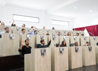 El HCD aprobó por amplia mayoría la integración de la Maternidad a la red de Salud de la Provincia Durante el debate en el legislativo municipal el presidente del bloque del Frente de Todos, Silvio Rodríguez, sostuvo que : "Vamos hacia una salud integral. Necesitamos de la Provincia porque la salud es para todos y todas. Este convenio marca la diferencia con lo que se hizo históricamente en el distrito y acompaña una política integral en términos de salud. Pilar creció muchísimo. Para hoy y para el futuro, con esta integración estamos trabajando junto a la provincia para cuidar la vida de todos los pilarenses". En tanto el concejal Juan Pablo Roldan manifestó: "Este es un día histórico para Pilar. Seguimos con la política pública del intendente Federico Achával y del gobernador Axel Kicillof que amplía los servicios de salud. Destacamos el trabajo que se realiza en la maternidad que continuará trabajando de la misma manera y con esta integración del sistema local la red provincial garantizamos herramientas financieras que puedan seguir ampliando derechos para todos y todas las pilarenses". "Es la primera vez que un gobierno provincial invierte en salud en Pilar. El gobierno de Federico Achával viene haciendo una inversión integral en el sistema de salud, terminamos las 9 salas de atención primaria, el Hospital de Derqui inaugurado en plena pandemia y el Hospital Odontológico que hoy es gratuito, no como en la anterior gestión. Nosotros llegamos para invertir como nunca", agregó Rodríguez. La medida contó también con el apoyo de la UCR, desde ese espacio la concejal Claudia Zakhen remarcó que: "Es un buen momento para que la maternidad dependa de la provincia. La provincialización de la salud de Pilar es una causa histórica de la UCR, proyecto presentado en 1984”. La ordenanza aprobada es el resultado de la toma de decisiones en forma conjunta y coordinada con la Provincia para avanzar en procesos tendientes a fortalecer las inversiones y seguir garantizando derechos.
