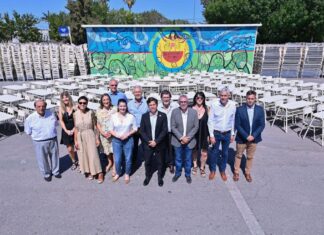 Achával acompañó a Kicillof en la entrega de mobiliario educativo