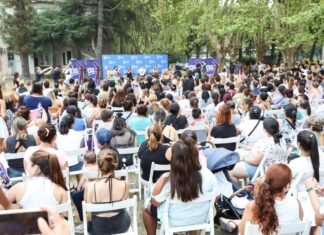 Plenario por el 8M con Raverta, Díaz y Vilar en Pilar Allí, Achával expresó: “En la previa del 8 de marzo tuvimos la posibilidad de hacer este plenario con importantes compañeras, y donde miles de mujeres pudieron compartir y debatir sobre el rol de la mujer en la política, sobre la importancia de reconocer las tareas de cuidado, de tener políticas públicas activas que acompañen la lucha de las mujeres. Muchas conquistas se hicieron a partir de la discusión y visibilización de la necesidad de conformar una sociedad con valores feministas. Queremos una sociedad con más derechos, más igualdad, más justicia social” El plenario de mujeres y ciudadanía, en el marco de los 40 años de democracia, se realizó en el predio del Pellegrini, con una enorme participación de vecinas que debatieron en torno a la representación política de las mujeres, las tareas de cuidado y previsión social, el cuidado del ambiente y sustentabilidad, y los estereotipos de género en los oficios. Estuvieron presentes también las mujeres del gabinete municipal. “Desde Pilar tenemos el compromiso de construir una sociedad más justa. Tenemos mujeres en roles fundamentales de decisión, muchas compañeras que asumen la responsabilidad de gestión de gobierno, tenemos por primera vez una Secretaría de la Mujer, y desde allí todos los días trabajan para que las políticas públicas del distrito tengan perspectiva de género”, finalizó Achával.
