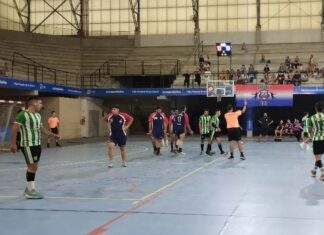 Handball: Muni Pilar bajó a un candidato y empezó a sumar fuerte Ante un microestadio “Ricardo Rusticucci” efervescente, el conjunto masculino de Mayores de la Escuela Municipal de Handball consiguió un triunfazo por la 3° fecha del torneo de Segunda división de la Federación Metropolitana de Balonmano (Femebal). Los dirigidos por Martín Umbert le ganaron ajustadamente al poderoso Deportivo Laferrere por 26 a 25 y sumaron su primera victoria en el certamen. El plantel pilarense tuvo una actuación de alto nivel pero en la faceta goleadora los más destacados fueron Axel Núñez (8 goles) y Braian Vergara (6), quienes se combinaron para anotar más del 50% de los tantos locales. “Fue un partido durísimo y una gran victoria. El año pasado, Laferrere no ganó por 15 goles y estuvo a punto de ascender a Primera, por eso la victoria tiene un gustito especial”, remarcó Umbert, más que satisfecho por la performance de sus dirigidos. “Lo planteamos bien y para eso fue clave el análisis previo que durante la semana relaizó Maximiliano Almirón. Marcamos atrás en seis metros y lo llevamos al terreno que más nos convenía, el del roce, el contacto y la fricción. Por suerte, no salió bien”, analizó Umbert. El duelo fue muy parejo de principio a fin. Al final del primer tiempo, los visitantes ganaban 13 a 12 pero en el complemento, Muni Pilar tomó la delantera e ingresó al cierre venciendo por tres goles. Entonces, Laferrere propuso una defensa personal que complicó a los locales y empató el partido aunque una última reacción pilarense le permitió quedarse con un éxito muy festejado. “Estoy muy contento por la victoria pero también porque toda la gente que fue el estadio, que fue mucha, terminó eufórica porque fue un gran espectáculo. Se sintió la localía y eso suma mucho”, destacó el DT local. “En los papeles a este partido no lo contaba como ganado pero cuando haces las cosas bien se dan este tipo de situaciones. Hubo un trabajo previo importante, preparamos el partido en la semana al detalle y los conocíamos bien, y eso te da una ventaja”, cerró Umbert. El próximo domingo, por la 4° fecha, los caballeros de Muni Pilar se presentarán como visitantes de Universidad Nacional de Luján (UNLU), que es un elenco recién ascendido y se supone que es un rival directo para las aspiraciones pilarenses. Muni Pilar alistó a Joaquín Ortiz, Tomás Roldán, Santiago Fernández, Axel Núñez (8), Franco Sandoval (4), Nicolás Armoha, Cristian De Mercedes (1), Nicolás Díaz, Agustín Hergenreder (2), Federico López, Gonzalo Magallán (2), Cristian Quiroga, Sebastián Macchione (3), Sasha Popow, Facundo Roldán y Braian Vergara (6). ***CUADRO*** Caída de las chicas Por la 3° fecha del torneo de Tercera división femenino, las Mayores de la Escuela Municipal visitaron a Polvorines “B” y cayeron por un amplio 24 a 7. En la que viene, las pilarenses buscarán revancha en Marcos Paz, donde enfrentarán a Universidad Nacional del Oeste.