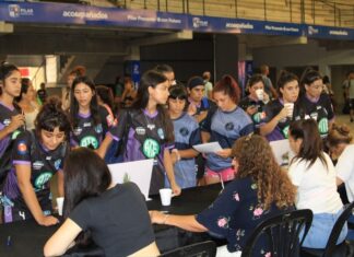 La Liga Municipal de Fútbol Femenino tuvo jornada de fichajes y testeos físicos El inicio de la segunda edición de la Liga Municipal de Fútbol Femenino está cada vez más cerca. La competencia viene potenciada en relación a la histórica primera temporada efectuada en 2022 y solo quedan algunas semanas para el pitazo inicial. Y de cara a ese esperado momento, bajo la organización de la dirección de Deportes comunal se desarrolló una jornada tan especial como importante en el Microestadio municipal “Ricardo Rusticucci”, donde se llevó a cabo la jornada de fichajes y controles médicos para las más de 400 futbolistas que animarán la competencia. En este 2023, la Liga Municipal de Fútbol Femenino en su versión de 11 jugadoras irá de los ocho equipos del año pasado a 20 conjuntos, incluso algunos que llegan desde distritos vecinos interesados por la seriedad organizativa y el creciente nivel deportiva de la competencia. “Lo que hicimos el domingo fue algo que era necesario en el espacio del futbol femenino y que veníamos planificando desde el primer encuentro. Más allá de lo deportivo, compartir un momento, un espacio, en el que no solamente apuntemos a la competencia sino a empezar a ordenar los lugares que se le venían negando a la mujer o no se venían planificando”, destacó el director de Deportes municipal, Fernando Trillo. A lo largo de todo el domingo, las futbolistas de todas las edades completaron una serie de pasos administrativos para tener el carnet que las acredita como jugadoras de la competencia y luego, en una dependencia especialmente preparada para la ocasión, tuvieron la chance de efectuar un apto físico en forma completamente gratuita. Al mismo tiempo, se montaron espacios de diferentes áreas municipales que promovieron diferentes iniciativas y programas para la mujer. También se dictaron cursos de Reanimación Cardio Pulmonar (RCP) y hubo espacios para el disfrute de las deportistas y sus familias. “Que las chicas puedan encontrarse con más de 400 mujeres que comparten la misma pasión por el futbol femenino es muy importante y para nosotros es un orgullo ser parte de eso y poder ir formando un espacio para brindarles otras herramientas más allá del deporte”, apuntó Trillo. En ese sentido enumeró “el trabajo que hicimos con la secretaria de la Mujer, dando información con respecto a sus derechos, en lo que respecta a la salud con la posibilidad de que se hagan un electrocardiograma, y también en relación a las charlas que venimos dando en muchos clubes sobre temas como violencia de género o bullying, entre otros temas. También fue lindo proponerles una parte recreativa en la que las chicas se sacaron fotos con todo su plantel”. Trillo remarcó que el del fútbol femenino “es un espacio que queremos llevar adelante y que vaya creciendo. Que el año que viene no sean 400 futbolistas sino 800 y así sucesivamente” “Consideramos este espacio como una batalla ganada con respecto a la lucha que viene dando la mujer para insertarse en el deporte. Hoy el futbol femenino viene creciendo mucho en Pilar y nos pone orgullosos desde la dirección de Deportes poder aportar nuestro granito de arena”, subrayó el funcionario. En relación a la histórica primera edición de la Liga en 2022, la competencia municipal duplicará este año la cantidad de sus participantes e incluso confirmaron su presencia clubes de Malvinas Argentinas y José C. Paz. “Se está volviendo el torneo más importante de la región, con seriedad competitiva e institucional. Es un orgullo que clubes importantes de la zona elijan participar en este torneo. Es algo que sabemos que va a seguir creciendo y para eso tenemos que estar a la altura”, cerró Trillo.