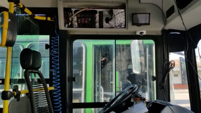 Camaras-de-seguridad-colectivos-323 Desde la Casa de Gobierno de La Plata, D'Onofrio anunció que el gobierno bonaerense utilizará "todos los recursos" para que "pronto haya un monitoreo" con cámaras de seguridad en los colectivos que transitan por la provincia de Buenos Aires. Los funcionarios se reunieron en en La Plata junto al titular de la Unión Tranviarios Automotor (UTA), Roberto Fernández, en medio del paro que realiza la empresa Nuevo Ideal S.A. en protesta por la tragedia, que tiene entre sus líneas a las 620 y al cual se plegaron al menos otras 85 líneas. "Hicimos una reunión de seguimiento para poner en marcha la gran mayoría de las cámaras, la idea es que muy pronto tengamos un monitoreo", indicó a la prensa el ministro de Transporte quien afirmó que las empresas "están intimadas desde el 4 de enero" para colocar "las cámaras" de seguridad que están faltando. Tras el encuentro, en el que se analizó el reclamo de mayor de seguridad para los choferes de colectivos, un reclamo que se repite desde 2018 cuando ocurrió un hecho similar, Berni reclamó medidas a Nación. “Necesitamos que todos que sean responsables, la seguridad es una construcción diaria. Se pusieron cámaras en colectivos, pero no tienen chip para transmisión directa. Mentir es malo, muy malo. Peor es creerse sus propias mentiras”, advirtió el ministro bonaerense. Y agregó: "Vinimos porque hoy tuvimos un hecho muy lamentable, una vez más perdimos un trabajador. Este tema de inseguridad nos preocupa y venimos a pedir por favor que encontramos el camino para que no pase suceda más esto en la provincia de Buenos Aires. Estamos esperando que nos den las nuevas medidas que vamos a tener de ahora en adelante”.