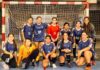 Las chicas de Muni Pilar y un ensayo a puro gol Las chicas de la cantera de la Escuela Municipal de Handball se están preparando para la edición 2023 de la Liga Municipal de la disciplina y disputaron una jornada de amistosos frente a los equipos del Polideportivo de Ingeniero Maschwitz. Fueron un par de encuentros desarrollados en el Microestadio “Ricardo Rusticucci”, en los que las dirigidas por la profesora Camila Duhau mostraron un buen nivel y acabaron venciendo con amplitud. La jornada se inició con el partido de la divisional Menores, en el que Pilar se terminó imponiendo por 17 a 12. El elenco local estuvo integrado por muchas niñas que jugaron su primer partido en esta categoría y de locales, en un marco imponente como es el “Rusticucci” tanto para las deportistas como para las familias que acompañan. Pese a las variantes que se presentan al pasar a esta divisional, principalmente en el sistema defensivo al que estaban acostumbradas, las pilarenses supieron resolver la situación, afianzando su juego a medida que pasaron los minutos y logrando una buena victoria por 17 a 12. El equipo de Muni Pilar lo integraron Candela Delicia, Samira Safi, Clara Danylszyn, Julieta Ayala, Rocío Alberto, Ornella Sabasta, Kiara Solan, Denisse Díaz, Eunice Gerez y Tiara Melgar. Luego llegó el turno de las Cadetas, que con el aporte de algunas de las Menores, demostraron sus avances y pudieron plasmar en la cancha todo lo que se viene entrenando semana a semana para vencer por 17 a 7. A lo largo de todo el partido, Maschwitz buscó mucho el uno contra uno para desequilibrar en ofensiva, pero Pilar resolvió ese planteo con una aguerrida defensa y la excelente performance de su arquera. Muni Pilar alistó a Camila Tawata, Josefina Galeano, Emma Furci Frick, Agustina Poblete, Catalina Clot Gotting, Ornella Sabasta, Eunice Gerez y Daniela Florentín. Por estos, se están ultimando detalles para el inicio de una nueva temporada de la Liga Municipal de Handball, que es uno de los torneos organizados por la Comuna a través de la dirección de Deportes. ++++ Escuela Municipal de Handball La rama femenina de la Escuela Municipal de Handball es entrenada por la profesora Camila Duhau y los horarios de las prácticas son los siguientes: Infantiles y Menores (lunes y viernes 17.30), Cadetas (lunes a las 19 y miércoles desde las 17.30) y Juveniles (lunes a las 19 y miércoles desde las 17.30). El espacio es gratuito y las interesadas deben concurrir al Polideportivo de Pilar en los días y horarios citados.