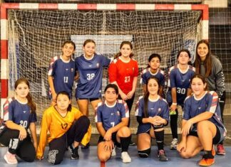 Las chicas de Muni Pilar y un ensayo a puro gol Las chicas de la cantera de la Escuela Municipal de Handball se están preparando para la edición 2023 de la Liga Municipal de la disciplina y disputaron una jornada de amistosos frente a los equipos del Polideportivo de Ingeniero Maschwitz. Fueron un par de encuentros desarrollados en el Microestadio “Ricardo Rusticucci”, en los que las dirigidas por la profesora Camila Duhau mostraron un buen nivel y acabaron venciendo con amplitud. La jornada se inició con el partido de la divisional Menores, en el que Pilar se terminó imponiendo por 17 a 12. El elenco local estuvo integrado por muchas niñas que jugaron su primer partido en esta categoría y de locales, en un marco imponente como es el “Rusticucci” tanto para las deportistas como para las familias que acompañan. Pese a las variantes que se presentan al pasar a esta divisional, principalmente en el sistema defensivo al que estaban acostumbradas, las pilarenses supieron resolver la situación, afianzando su juego a medida que pasaron los minutos y logrando una buena victoria por 17 a 12. El equipo de Muni Pilar lo integraron Candela Delicia, Samira Safi, Clara Danylszyn, Julieta Ayala, Rocío Alberto, Ornella Sabasta, Kiara Solan, Denisse Díaz, Eunice Gerez y Tiara Melgar. Luego llegó el turno de las Cadetas, que con el aporte de algunas de las Menores, demostraron sus avances y pudieron plasmar en la cancha todo lo que se viene entrenando semana a semana para vencer por 17 a 7. A lo largo de todo el partido, Maschwitz buscó mucho el uno contra uno para desequilibrar en ofensiva, pero Pilar resolvió ese planteo con una aguerrida defensa y la excelente performance de su arquera. Muni Pilar alistó a Camila Tawata, Josefina Galeano, Emma Furci Frick, Agustina Poblete, Catalina Clot Gotting, Ornella Sabasta, Eunice Gerez y Daniela Florentín. Por estos, se están ultimando detalles para el inicio de una nueva temporada de la Liga Municipal de Handball, que es uno de los torneos organizados por la Comuna a través de la dirección de Deportes. ++++ Escuela Municipal de Handball La rama femenina de la Escuela Municipal de Handball es entrenada por la profesora Camila Duhau y los horarios de las prácticas son los siguientes: Infantiles y Menores (lunes y viernes 17.30), Cadetas (lunes a las 19 y miércoles desde las 17.30) y Juveniles (lunes a las 19 y miércoles desde las 17.30). El espacio es gratuito y las interesadas deben concurrir al Polideportivo de Pilar en los días y horarios citados.