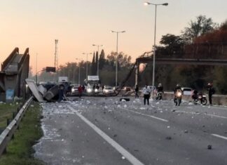 Un camión derrumbó un puente peatonal en el km 61 de panamericana mano a provincia