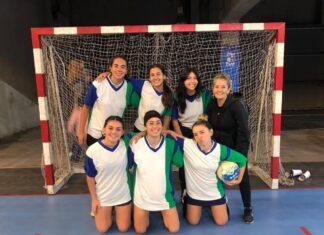Arrancó el fútbol 5 femenino y ya tiene a sus primeras ganadoras Este jueves se desarrolló la primera jornada de la Etapa Local del Fútbol 5 Escolar Femenino de los Juegos Bonaerenses, la máxima cita deportiva y cultural de la provincia de Buenos Aires. La actividad se llevó a cabo en el Microestadio Municipal “Ricardo Rusticucci”, fue organizada por la dirección general de Deportes comunal y congregó a elencos de las tres categorías en que se divide la competencia que representaron a escuelas de todas las localidades. “Fue una jornada muy linda desde todo punto de vista. Se vieron partidos atractivos, de buen nivel técnico y no dudamos que, como sucedió el año pasado, Pilar volverá a ser protagonista a nivel regional y provincial en esta disciplina que no para de crecer”, señaló el director general de Deportes, Fernando Trillo. De las tres categorías, solo la Sub 14 definió a su nuevo campeón local, mientras que en las divisiones Sub 16 y 18, la definición quedará para el martes 6. La acción en la categoría Sub 14 dejó como campeón local al equipo de la Escuela Media N° 6 del barrio Peruzzotti. En semifinales, las campeonas derrotaron a la Escuela Secundaria N° 11 de Villa Astolfi y en la final dieron cuenta de la Escuela N° 25 del barrio Pinazo de Del Viso por 2 a 0. Ese choque decisivo fue parejo y cerrado desde el pitazo inicial hasta el último segundo. El primer tiempo casi no tuvo situaciones de riesgo y acabó empatado sin goles. La tónica del juego no varió demasiado en el arranque del complemento aunque a los 7 minutos la Media 6 se puso en ventaja y supo manejar el resto del juego. Faltando cuatro minutos llegó el segundo y aunque las chicas de Pinazo intentaron llegar al descuento hasta el instante final, no generaron situaciones de riesgo y las de Peruzzotti se coronaron campeonas. De esta forma, la Media N° 6 representará a Pilar en la Etapa Regional, en la que deberá medirse con los campeones de los otros distritos que integran la Región 6: Exaltación de la Cruz, General Rodríguez, Luján, Mercedes, Suipacha, Chivilcoy, San Antonio de Areco, Carmen de Areco y San Andrés de Giles. El resto La actividad de la categoría Sub 16 dejó como finalistas a los equipos de las Escuelas 25 de Pinazo y la 22 del barrio La Pilarica. La escuadra de la Escuela N° 25 debutó venciendo la Secundaria N° 16 de Derqui y en semifinales superó a la Escuela N° 7 de Derqui para instalarse en el choque por el título local, mientras que el conjunto de la Escuela N° 22 superó consecutivamente a los representativos de las escuelas 33 de Del Viso y 32 de Lagomarsino. Finalmente, también se disputaron las ruedas preliminares de la categoría Sub 18 y las dos formaciones del Colegio Del Solar definirán el rumbo de la corona. El Solar “A” llegó al choque por el título tras doblegar al Instituto Dickens de Del Viso y al Instituto Atlético Pilar, en tanto el Solar “B” batió a la Secundaria N° 18 del barrio Agustoni y a la Escuela N° 25 del barrio Pinazo, que antes había dejado en el camino al buen elenco de la Media N° 6. Las dos finales se jugarán el próximo martes 6 a partir de las 9 en el mismo microestadio “Rusticucci” y las dos escuadras ganadoras avanzarán a la instancia Regional del certamen.