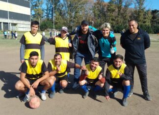 El Fútbol PCD ya tiene a sus campeones tras una emotiva etapa local En las instalaciones del Polideportivo Municipal de Pilar se disputó la esperada Etapa Local del Fútbol para personas con discapacidad (PCD) de los Juegos Bonaerenses, el certamen deportivo y cultural más importantes de nuestra provincia. La actividad fue organizada por la comuna a través de la dirección general de Deportes local y fueron de la partida equipos de varias instituciones del distrito, con el objetivo de determinar a los representantes de Pilar en la instancia Regional que se desarrollará en la ciudad de Mercedes. “Fue una hermosa jornada en la que, fundamentalmente, los chicos y las chicas pudieron disfrutar del fútbol y sus amistades. Además, el fútbol para personas con discapacidad es una disciplina que tradicionalmente le ha reportado grandes resultados a Pilar en los Juegos Bonaerenses y no dudamos que en este 2023 la historia irá por el mismo camino”, señaló el director general de Deportes, Fernando Trillo. En ese sentido, en la edición pasada de la competencia, Pilar sumó dos medallas en el fútbol PCD: una de oro obtenida por el equipo de síndromes y otra de bronce a través del conjunto femenino. Luego de realizados los testeos correspondientes y nivelando en su juego a cada uno de los equipos, llegó el momento de salir a la cancha para disputar cada uno de los encuentros y la clasificación a la siguiente instancia del certamen. De los 10 elencos que pasaron al Regional, siete son del Programa Municipal de Entrenamiento para Atletas con Discapacidad, dos a la Escuela N° 502 de Derqui y otro a la Escuela N° 501 de Pilar. Uno por uno En el Nivel “A” masculino (mayores de 17 años) paso el representativo del Programa Municipal ya que no tuvo rival, en tanto en el Nivel “B” la victoria quedó en manos de la escuadra de la Escuela Especial N° 502, que en un partidazo derrotó al Programa Municipal por 6 a 4. La final del Nivel “C” opuso a las formaciones del Programa Municipal con la de la Escuela Especial N° 504 y la victoria quedó en poder de los primeros por 5 a 3. Por su parte, el campeonato del Nivel “D” fue muy entretenido ya que el Programa Municipal tuvo mucho trabajo y venció consecutivamente a los elencos 1 y 2 del Instituto San Pablo por 3 a 1 y 4 a 2, respectivamente. En la acción femenina, el conjunto del Programa Municipal venció a San Pablo y también tendrá un lugar en el Regional. Entre los Sub 16 pasaron a la siguiente etapa los equipos de la Escuela Especial N° 501 en el Nivel “C” y la Escuela N° 502 en el nivel “D”. Pilar también estará representado en el regional en la categoría Síndromes, Parálisis Cerebral (PC) masculino y femenino para mayores de 17 años. Todos estos conjuntos deberán medirse en el Regional con los campeones de los otros nueve distritos que integran la Región 6: Exaltación de la Cruz, General Rodríguez, Luján, Mercedes, Suipacha, Chivilcoy, Carmen de Areco, San Andrés de Giles y San Antonio de Areco.