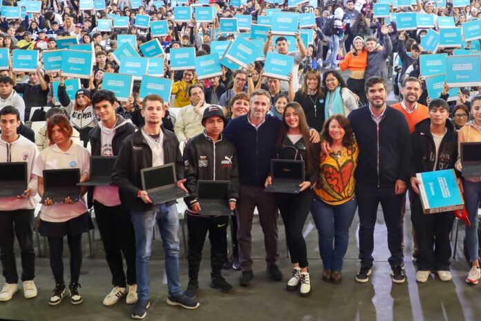 Dos mil estudiantes recibieron su netbook