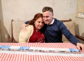 Achával le llevó la primera boleta a una vecina de Derqui: «Queremos seguir caminando juntos» Achával le llevó la primera boleta a una vecina de Derqui: "Queremos seguir caminando juntos"