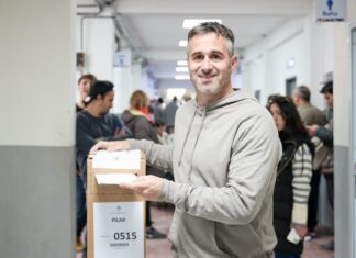 Achával votó en la escuela N° 25 de Los Cachorros