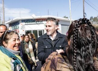 Achával recorrió barrios de Pilar: «Priorizamos la educación, vamos a seguir construyendo escuelas y luchando por la Universidad de Pilar» Durante la caminata, Achával expresó: "Conversamos con los vecinos de Toro, Peruzzotti, Manzanares y Astolfi, como venimos haciendo en todo Pilar, llevando la propuesta con la que vamos a seguir transformando cada localidad. Hablamos sobre todo lo que hicimos, sobre la importancia de haber puesto un Estado presente en los barrios y acompañado a la comunidad, representando siempre al pueblo de Pilar". "Priorizamos la educación, vamos a seguir construyendo escuelas, ya hicimos 20 y llegaremos a 24 antes de fin de año. Y seguiremos luchando por hacer realidad la Universidad Nacional de Pilar. Tenemos la decisión y la fuerza para seguir cumpliendo sueños y por eso vamos por mucho más", añadió. Estuvieron presentes la subsecretaria de Políticas de Género y Diversidad Sexual de la Provincia de Buenos Aires, Lucía Portos; la secretaria de las Mujeres de Pilar, Eva Molina; el concejal Juan Pablo Roldán; el secretario de Integración y Desarrollo Comunitario, Juan Manuel Morales; entre otros funcionarios y concejales. "Queremos seguir representando al Pueblo de Pilar para seguir transformando cada uno de los barrios, como lo hemos hecho en estas localidades" cerro Achával.
