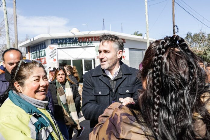 Durante la caminata, Achával expresó: "Conversamos con los vecinos de Toro, Peruzzotti, Manzanares y Astolfi, como venimos haciendo en todo Pilar, llevando la propuesta con la que vamos a seguir transformando cada localidad. Hablamos sobre todo lo que hicimos, sobre la importancia de haber puesto un Estado presente en los barrios y acompañado a la comunidad, representando siempre al pueblo de Pilar". "Priorizamos la educación, vamos a seguir construyendo escuelas, ya hicimos 20 y llegaremos a 24 antes de fin de año. Y seguiremos luchando por hacer realidad la Universidad Nacional de Pilar. Tenemos la decisión y la fuerza para seguir cumpliendo sueños y por eso vamos por mucho más", añadió. Estuvieron presentes la subsecretaria de Políticas de Género y Diversidad Sexual de la Provincia de Buenos Aires, Lucía Portos; la secretaria de las Mujeres de Pilar, Eva Molina; el concejal Juan Pablo Roldán; el secretario de Integración y Desarrollo Comunitario, Juan Manuel Morales; entre otros funcionarios y concejales. "Queremos seguir representando al Pueblo de Pilar para seguir transformando cada uno de los barrios, como lo hemos hecho en estas localidades" cerro Achával.