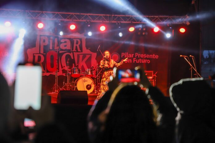 Ya se está viviendo a pleno Pilar Rock, el primer mega concurso de bandas y solistas locales. Desde el pasado fin de semana, el certamen organizado por la Subsecretaría de Cultura de Pilar recorre las localidades en busca de los mejores exponentes del rock local; este sábado tendrá lugar la segunda fecha clasificatoria en el Club Municipal Tribarrial. A partir de las 14:30 hs, más de 20 bandas se darán cita en el polideportivo situado en el barrio San Alejo (Dr. Naón y Martín Coronado) para subir al escenario y darlo todo, por un lugar en la gran final. Serán participantes de esta fecha las bandas Trenza, Tirando Dados, Dilema Del Alba, Sí Señores, Pannal, La Meisner, Kaburnias Rock, Tres Monkeys, Radio Misil, El Nudo Rock, ChauFunk, Motin Trash, Rehabilitados y Los Niños con Cara de Vapor, Neanderthals, Terrome The Pum, Los Hijos de Cleto, Tres Gatos Locos, Cero Presión, Placton, Débora Fabián y La Misteriosa. Las agrupaciones seleccionadas de esta jornada se sumarán a las cinco que superaron la clasificación en la primera fecha, llevada a cabo la semana pasada en el Club Municipal Luchetti: Maloik, Oniris, Tren de Escape, Mente Extraña y Jacinto. Además de los votos del jurado, para la clasificación tiene valor el voto del público que se realiza a través de un código QR que se puede escanear en cada una de las sedes del certamen. La entrada para presenciar cada espectáculo es abierta y gratuita.