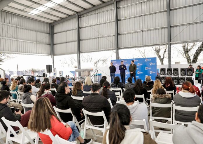 Achával acompañó a vecinos de unidades productivas Achával acompañó a vecinos de unidades productivas: "Poniendo en valor el trabajo construiremos el Pilar que queremos"