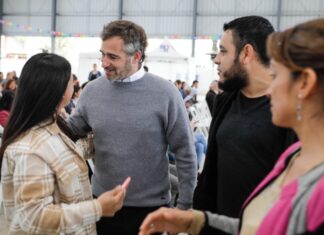 Achával acompañó a los vecinos que recibieron las escrituras de sus hogares