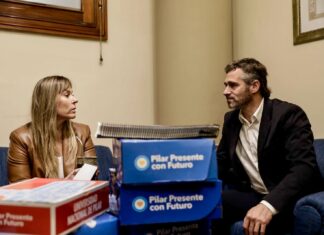 Achával llevó al Congreso las 70 mil firmas de apoyo a la Universidad Achával llevó al Congreso las 70 mil firmas de apoyo a la Universidad