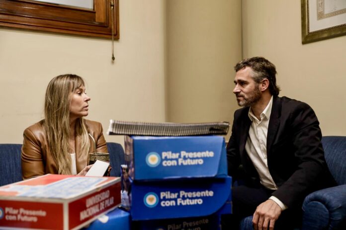 Achával llevó al Congreso las 70 mil firmas de apoyo a la Universidad