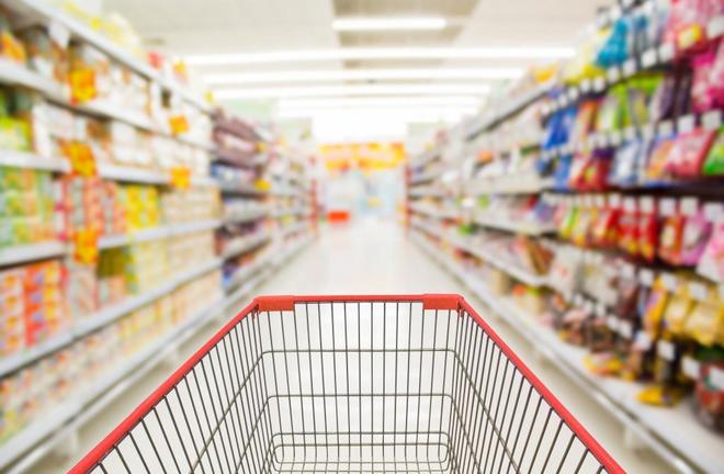 carrito-super El programa "Compre sin IVA" comenzó a estar en vigencia a nivel nacional a partir de este lunes, en cumplimiento de la resolución 1373/2023 del Ministerio de Economía. Esta medida tiene como objetivo la devolución del Impuesto al Valor Agregado (IVA) en las compras de productos de la canasta básica y fue publicada en una edición extraordinaria del Boletín Oficial junto con la reglamentación establecida por la Administración Federal de Ingresos Públicos (AFIP) en la resolución general 5418/2023. Los puntos clave del programa son los siguientes: Devolución del IVA: El programa permite la devolución del IVA de los productos de la canasta básica que normalmente tienen una alícuota del 21%. Esta devolución implica que los consumidores podrán obtener un reembolso de este impuesto en sus compras. Tope de reintegro mensual: El programa tiene un límite de reintegro mensual de $18,800. Esto significa que las personas pueden recibir hasta esta cantidad como devolución del IVA en sus compras. Beneficiarios: El programa se extiende a trabajadores en relación de dependencia con ingresos de hasta seis Salarios Mínimos, Vitales y Móviles, así como a jubilados, pensionados por fallecimiento y pensionados no contributivos nacionales con un máximo de seis haberes mínimos. Topes de ingresos: Los topes de ingresos para acceder al beneficio son de $708,000 para trabajadores y $524,758.56 para jubilados. Otros beneficiarios: También pueden acceder a la devolución del IVA el personal de casas particulares en el régimen especial de la actividad, monotributistas de todas las categorías y beneficiarios de la Tarjeta Alimentar o del Programa Potenciar Trabajo. Excepciones: No pueden acceder al programa los contribuyentes del Impuesto a los Bienes Personales, a menos que solo paguen el impuesto por la tenencia de una vivienda única, y los trabajadores autónomos. Hasta antes de la implementación de esta medida, el reintegro del IVA era del 15% y estaba destinado principalmente a jubilados con ingresos más bajos, beneficiarios de asignaciones universales y pensiones no contributivas. Con esta ampliación, se busca beneficiar a un grupo más amplio de personas y reducir el impacto del IVA en los productos esenciales de la canasta básica.