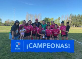 Gauchitos venció a Manzone y gritó bicampeón La Liga Municipal de Fútbol Femenino ya tiene campeón. Gauchitos Pilarica consiguió un amplio triunfo frente a Somra por 3 a 0 y a una fecha del final, se consagró como el mejor equipo del certamen organizado por la Comuna a través de la dirección general de Deportes. De esta manera, la escuadra dirigida por Roque Benítez ratificó su dominio y repitió el lauto conseguido el año pasado, cuando se quedó con la primera edición de la Liga y luego también festejó en la Copa de la Liga, disputado en los últimos meses del año. La 12° y anteúltima fecha del torneo se concretó en el Polideportivo de Pilar y Gauchitos completó una gran campaña al derrotar cómodamente a Deportivo Manzone por 2 a 0. Gauchitos dominó todas las facetas del compromiso de principio a fin, también mostró contundencia frente al arco adversario y así le dio forma a una brillante victoria que le permitió repetir el título. El plantel del bicampeón está integrado por Valentina Alterine, Noelia Escobar, Yésica Escobar, Solange Valdez, Cecilia Rodríguez, Damaris Bernarde, Magalí Ávalos, Jésica Portillo, Mariana Toribio, Morena Páez, Celina allindo, Victoria Quiroga, Evelýn Medina, Olivia décima, Nair Rodríguez, Leonora Valdez, Estefanía Aboyo, Angelian Benítez, Tiara Caretta, Priscila Saldías, Rocío Rodríguez y Madeleine Sanchez. En rigor, Gauchitos le lleva dos puntos a Caprichosas pero en la última final le ganará los puntos a La Central, que se retiró del torneo y por eso se tornó inalcanzable Cuando resta una fecha, Caprichosas, que le ganó a América de José C. Paz por 3 a 0, quedó como escolta en la tabla, mientras que el podio lo completan y se lo disputarán en la jornada final, Katanes FC, que superó a Pelota de Trapo 3 a 0, y El Faro, que triunfó 2 a 1 sobre Monterrey. Además Yungueñito batió a Deportivo Somra 3 a 0, Ferroviario doblegó a Argentinos de Del Viso por el mismo resultado, en tanto Atlético se impuso 3 a 0 sobre La Central. El líder del torneo es Gauchitos con 31 puntos, la posición de escolta es de Caprichosas con 29, en tanto el podio lo completa Katanes FC y El Faro con 24. Atrás aparecen Yungueñito 23, Deportivo Somra 22, Ferroviario 20, Deportivo Manzone 19, Atlético Pilar 18, La Central 15, Pelota de Trapo y Monterrey 7, América y Argentinos de Del Viso cierran con 3. La próxima fecha será la 13° y última y contendrá estos compromisos: Somra-Caprichosas, Gauchitos Pilarica-La Central, Deportivo Manzone-Pelota de Trapo, Yungueñito-Argentinos de Del Viso, Monterrey-Ferroviario y Katanes FC-El Faro.